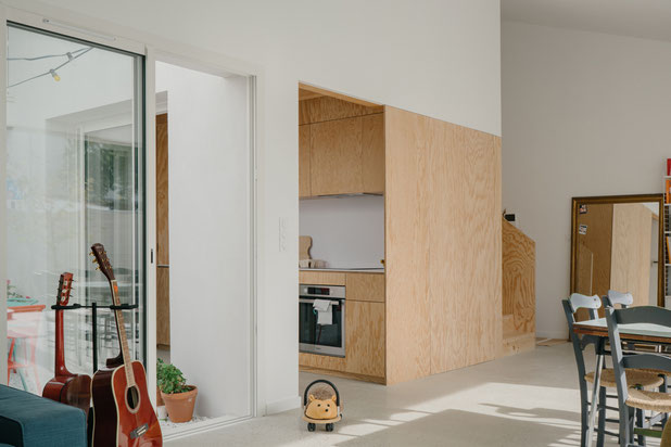 Vue sur la cuisine depuis le séjour-construction-maison-Talence