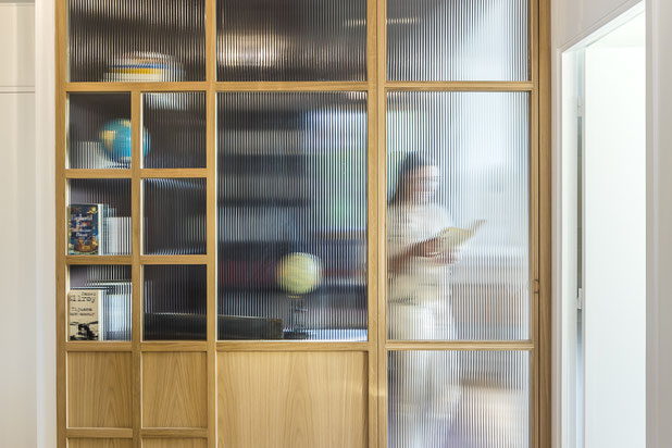 Cloison en verre / séparation salon-bibliothèque-renovation-maison-L'Haÿ-les-Roses