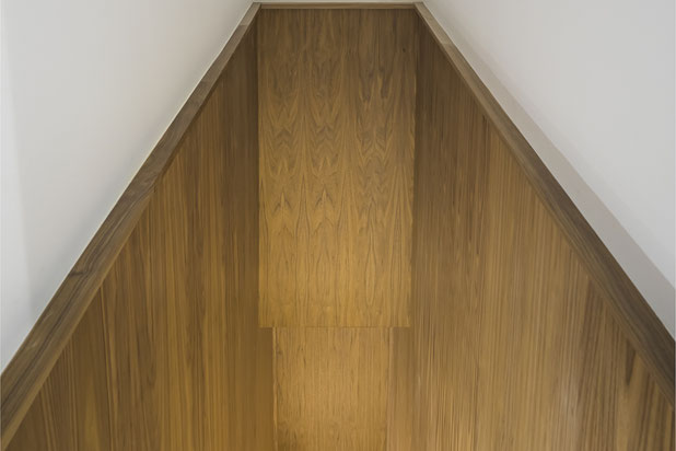 Image de l'escalier avec un hublot donnant sur la salle de bain.-renovation-appartement-Paris