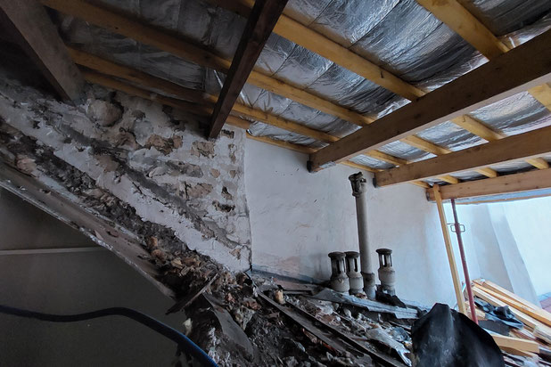 construction du nouveau toit, au desus de l'ancien-agrandissement_extension-maison-Paris