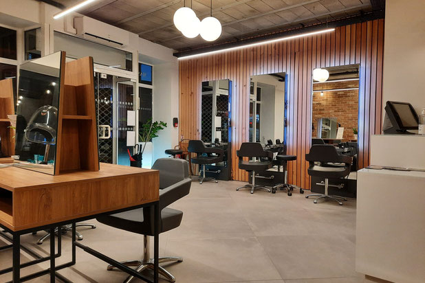 Vue sur l'entrée et les postes de coiffage-rehabilitation-boutique_local-Lillers