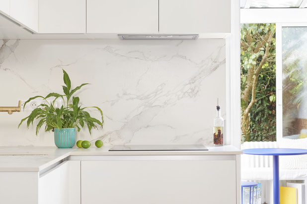 Une cuisine blanche ouverte sur le jardin-renovation-maison-Nantes
