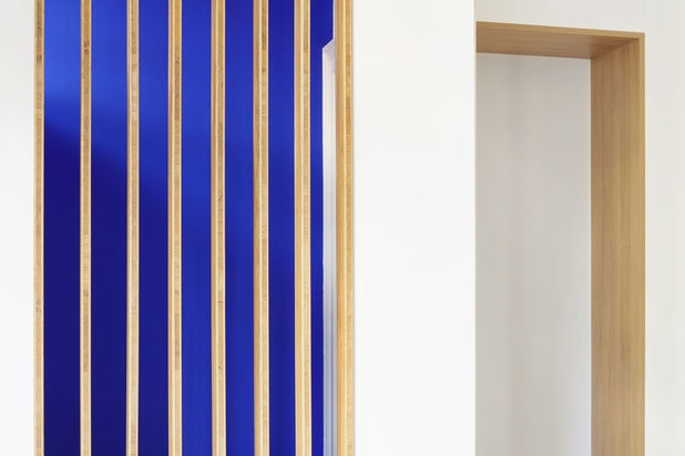 Jeu de verticales en bois et bleu Klein-amenagement-maison-Nantes