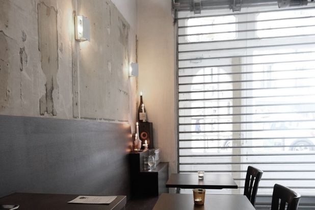 Vue sur la banquette sur mesure en chêne teintée-rehabilitation-cafe_restaurant-Paris