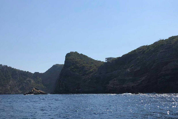 Vue lointaine du bâteau-renovation-maison-Ibiza