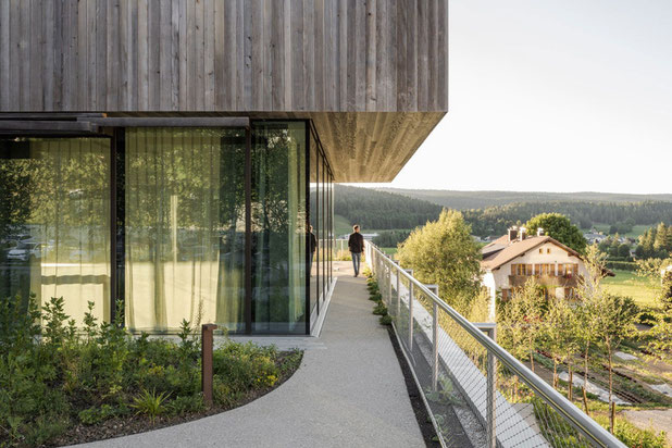 Vue détail façade 3 et paysage-construction-hotel-Le Chenit