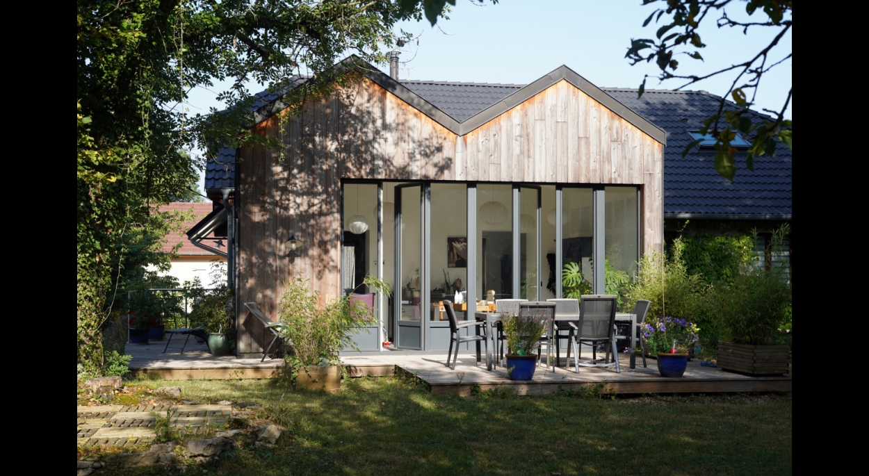Une extension bois dans le jardin – extension de maison Jura