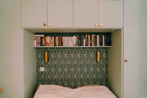 Un lit enfant habillé par des rangements-renovation-maison-Paris