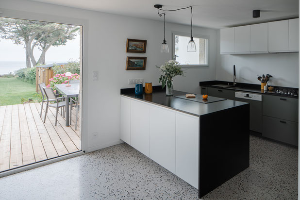 Vue de la cuisine-renovation-maison-Saint-Pierre-Quiberon