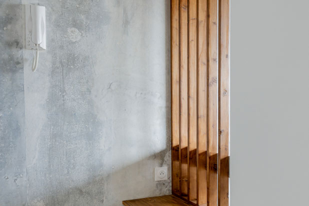 Assise adossé au bureau-renovation-appartement-Paris