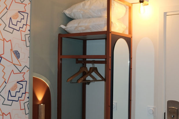 Chambre avec dressing en métal aux couleurs historiques de la Tour Eiffel-renovation-hotel-Paris
