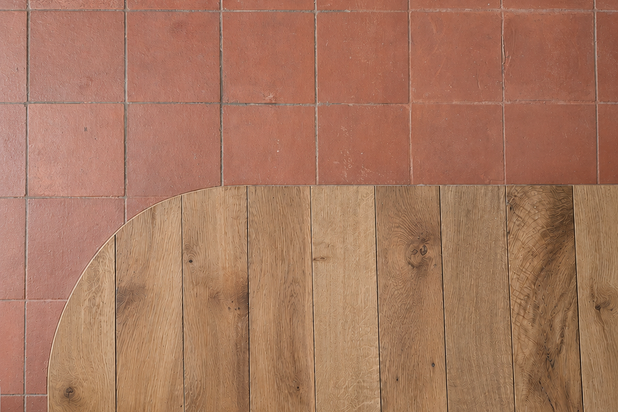 Jonction entre tomette conservée et parquet restauré-renovation-appartement-Paris