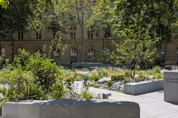 Vue d'un bloc de granit formant l'enceinte du jardin-amenagement-autre-Paris