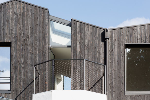 Vue sur le balcon et la faille vitrée-surelevation-maison-Vaucresson