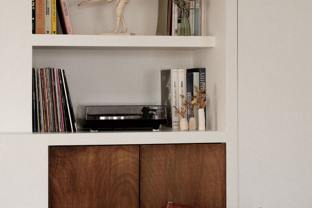 Détail sur la bibliothèque du séjour-renovation-appartement-Paris