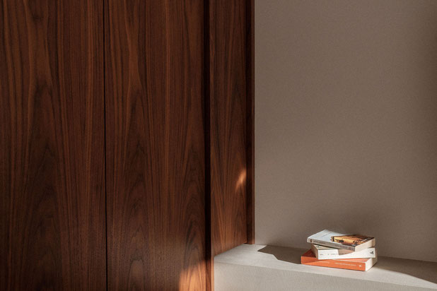 Détail de la penderie et de la tête de lit-renovation-appartement-Paris