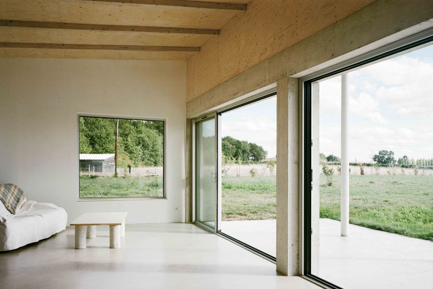 Salon ouvert vers le paysage-construction-maison-Chenac-Saint-Seurin-d'Uzet