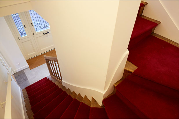 vue de l'escalier poncé et nouveau tapis-rehabilitation-maison-Beaune