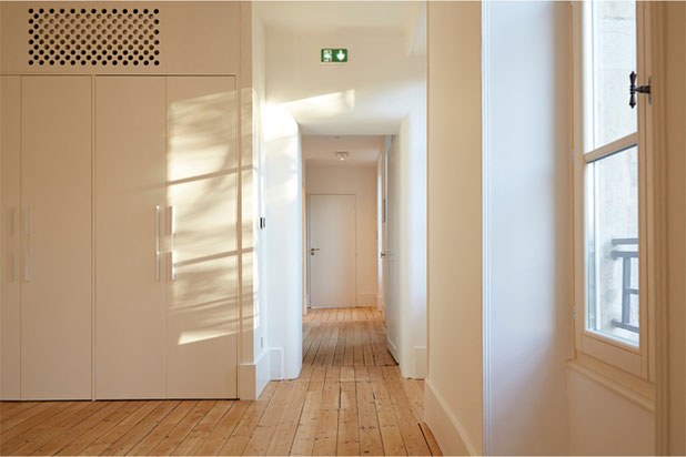 vue des bureaux avec nouveaux meubles et parquet poncé-rehabilitation-maison-Beaune