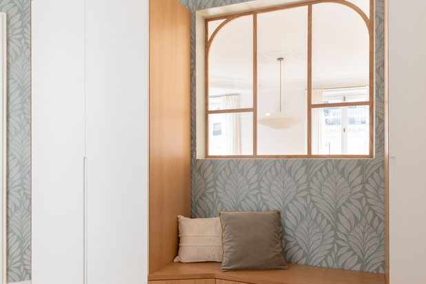 Entrée avec banquette et rangements sur-mesure-renovation-appartement-Paris