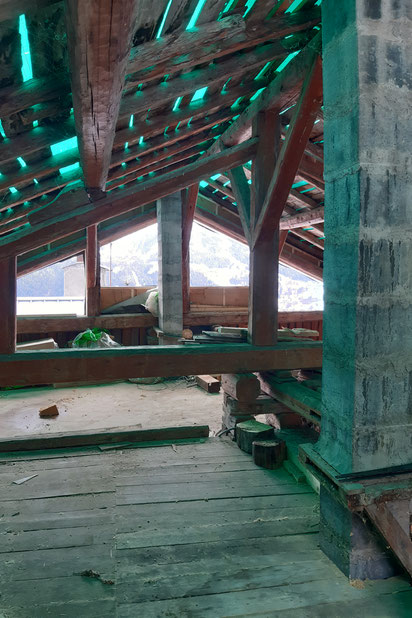 Les combles en travaux-rehabilitation-maison-Bozel