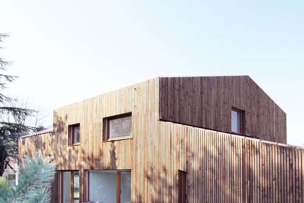 Façade est largement ouverte vers la pinède-construction-maison-Lyon
