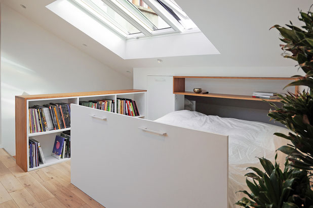 Lit qui se cache dans le meuble du fond-renovation-appartement-Puteaux