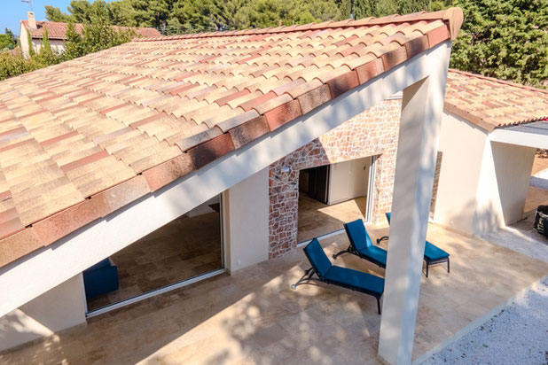 un toit cathédrale qui se prolonge pour protéger du Sud-construction-maison-La Garde