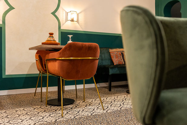 Association du mobilier et des graphismes en peintures-agrandissement_extension-cafe_restaurant-La Valette-du-Var