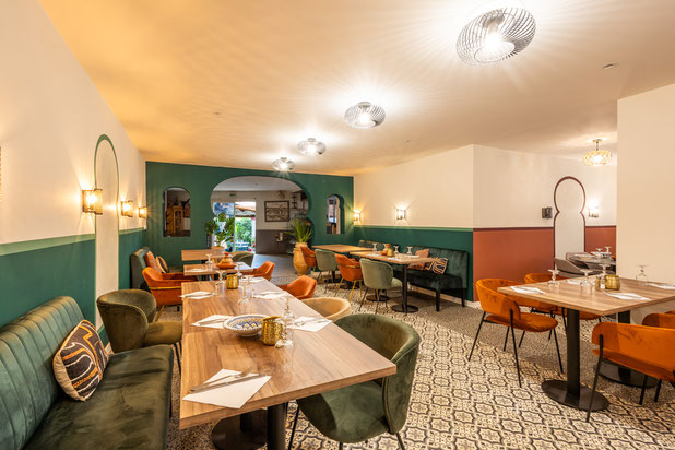 Une grande salle flexible au mille couleurs-agrandissement_extension-cafe_restaurant-La Valette-du-Var