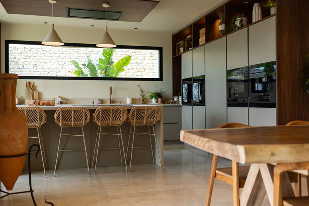 Cuisine fonctionnelle avec son cellier caché-amenagement-maison-Carqueiranne