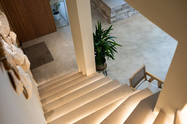 Un escalier semi ouvert pour rejoindre l'étage-amenagement-maison-Carqueiranne