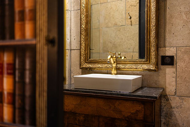 Une salle de bain cachée derrière la bibliotheque-renovation-appartement-Hyères