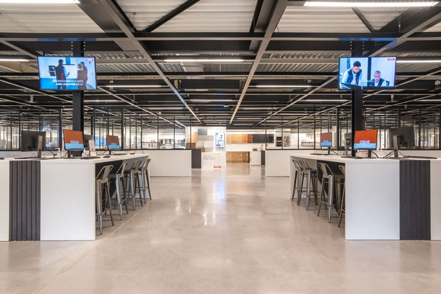 1500m² de hangar aménage en Showroom de vente-amenagement-boutique_local-Bordeaux