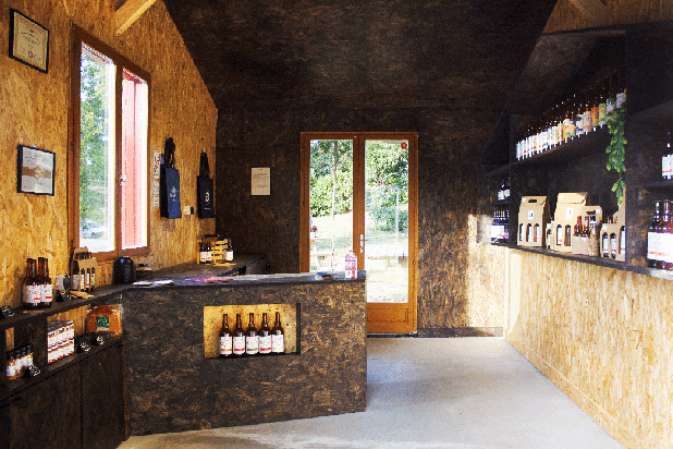 Vue depuis l'entrée de la boutique, vers la terrasse zone de dégustation-rehabilitation-boutique_local-Espelette