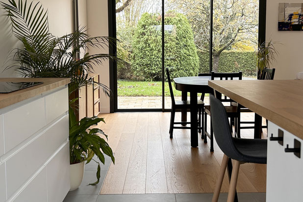 Une cuisine traversante baignée de lumière-renovation-maison-Betton