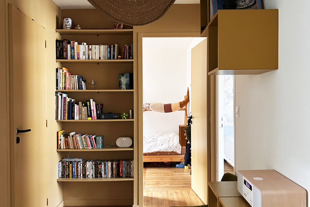 Couloir aménagé en bibliothèque-renovation-maison-Rennes
