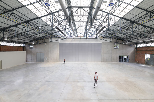 Grande halle restaurée, avec au fond, le nouveau volume de la salle de spectacle-rehabilitation-equipement-Meisenthal