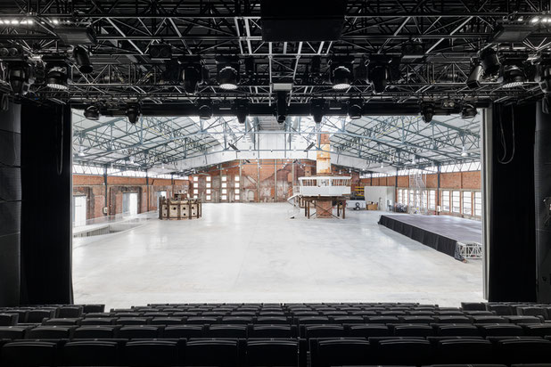 Vue de la grande halle depuis les tribunes de la salle de spectacle avec les cloisons mobiles en position ouverte-rehabilitation-equipement-Meisenthal