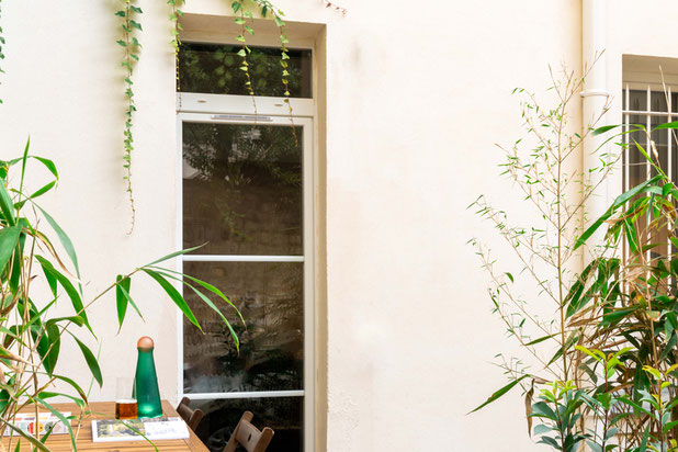 Vue de la terrasse par la cour commune-agrandissement_extension-espaces_exts-Paris