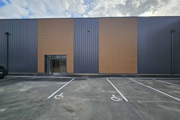 Façade principale bardée-construction-boutique_local-Châteauroux