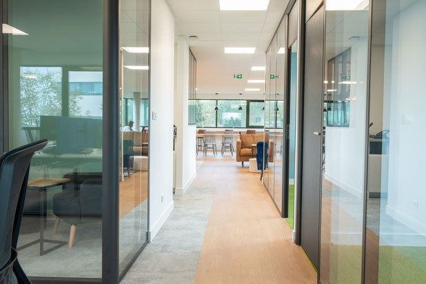 couloir séparatif bureau et cafet-amenagement-bureaux-Cenon