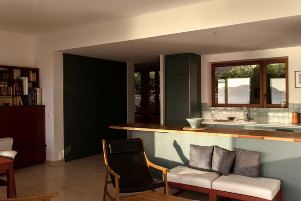 Vue du séjour et de la cuisine-agrandissement_extension-maison-Saint-Cyr-sur-Mer