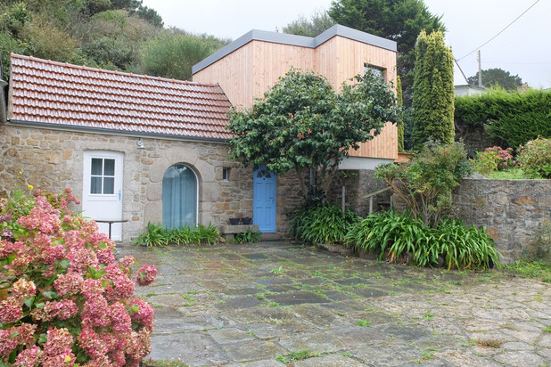 Vue de l'extension depuis la cour-agrandissement_extension-logement-Trélévern