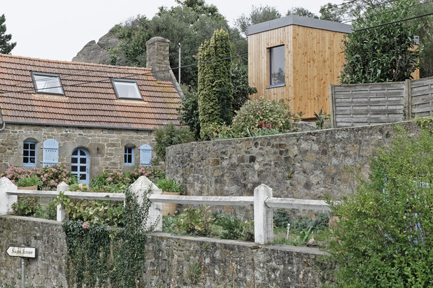 Vue de l'extension depuis la rue-agrandissement_extension-logement-Trélévern