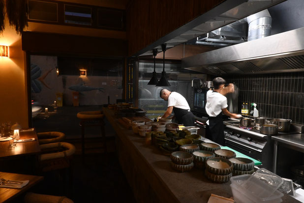 Vue de la cuisine, du bar et de la salle-renovation-cafe_restaurant-Saint-Pierre