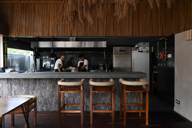 Vue frontale du bar et de la cuisine ouverte-renovation-cafe_restaurant-Saint-Pierre