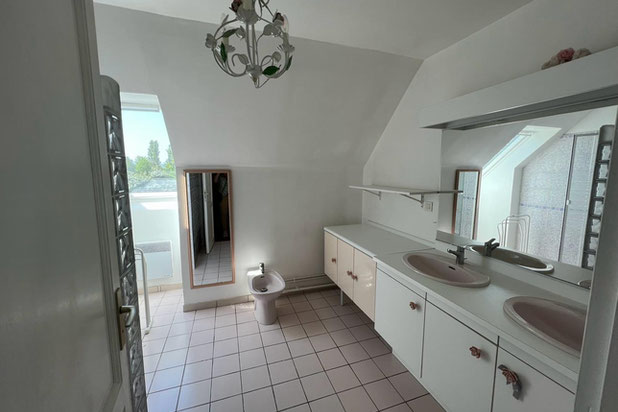 salle de bains avant-renovation-maison-Attainville