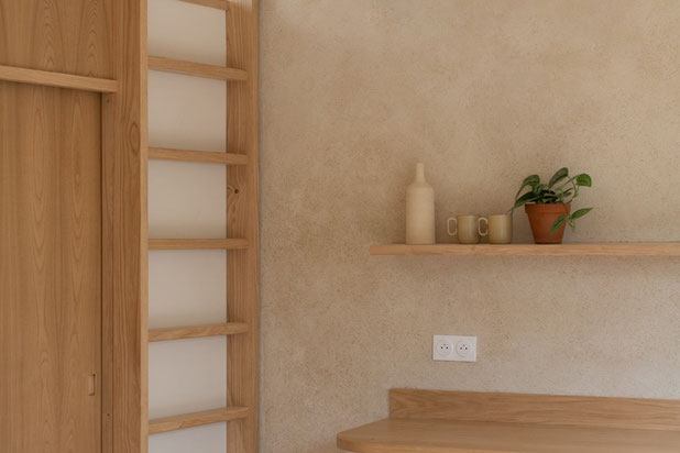 Vue sur la cuisine et l'accès à la mezzanine-construction-maison-Usclas-d'Hérault