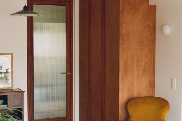 Vue sur la porte vers le dégagement et le dressing sur mesure-renovation-appartement-Sète